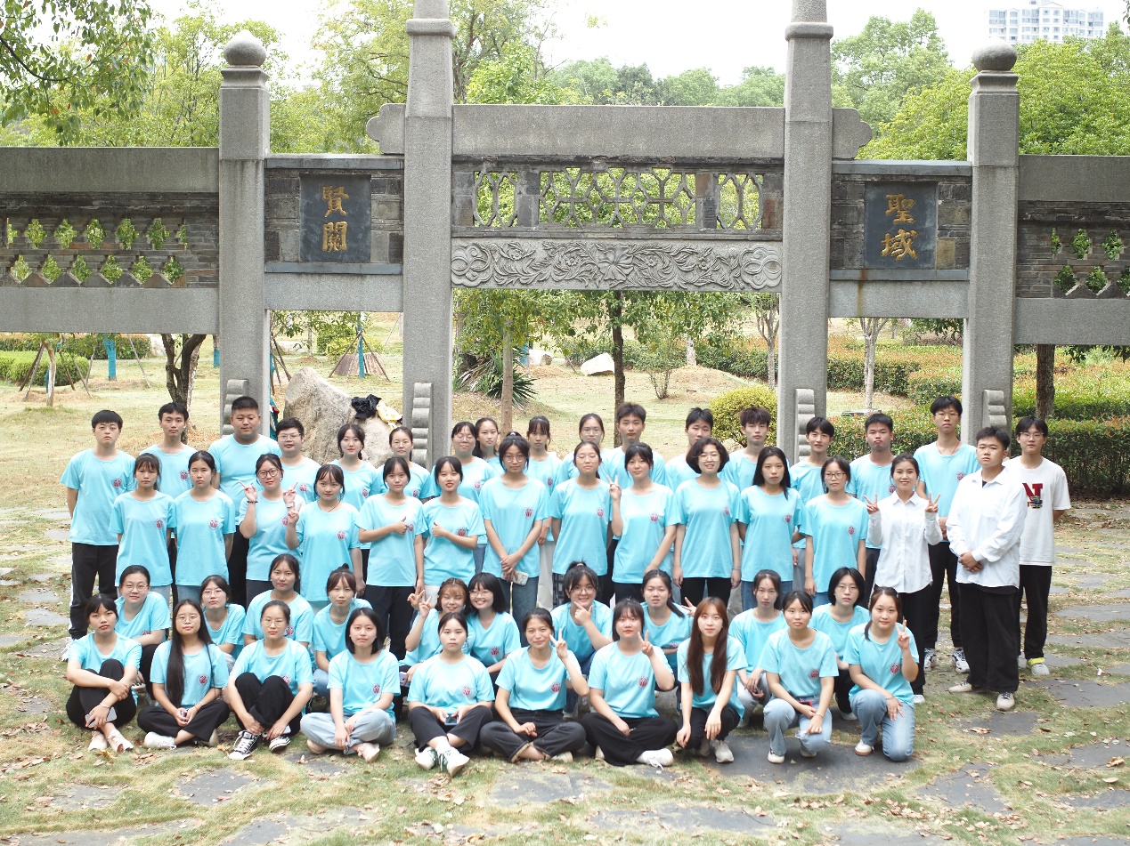 说明: 一群人站在一起描述已自动生成